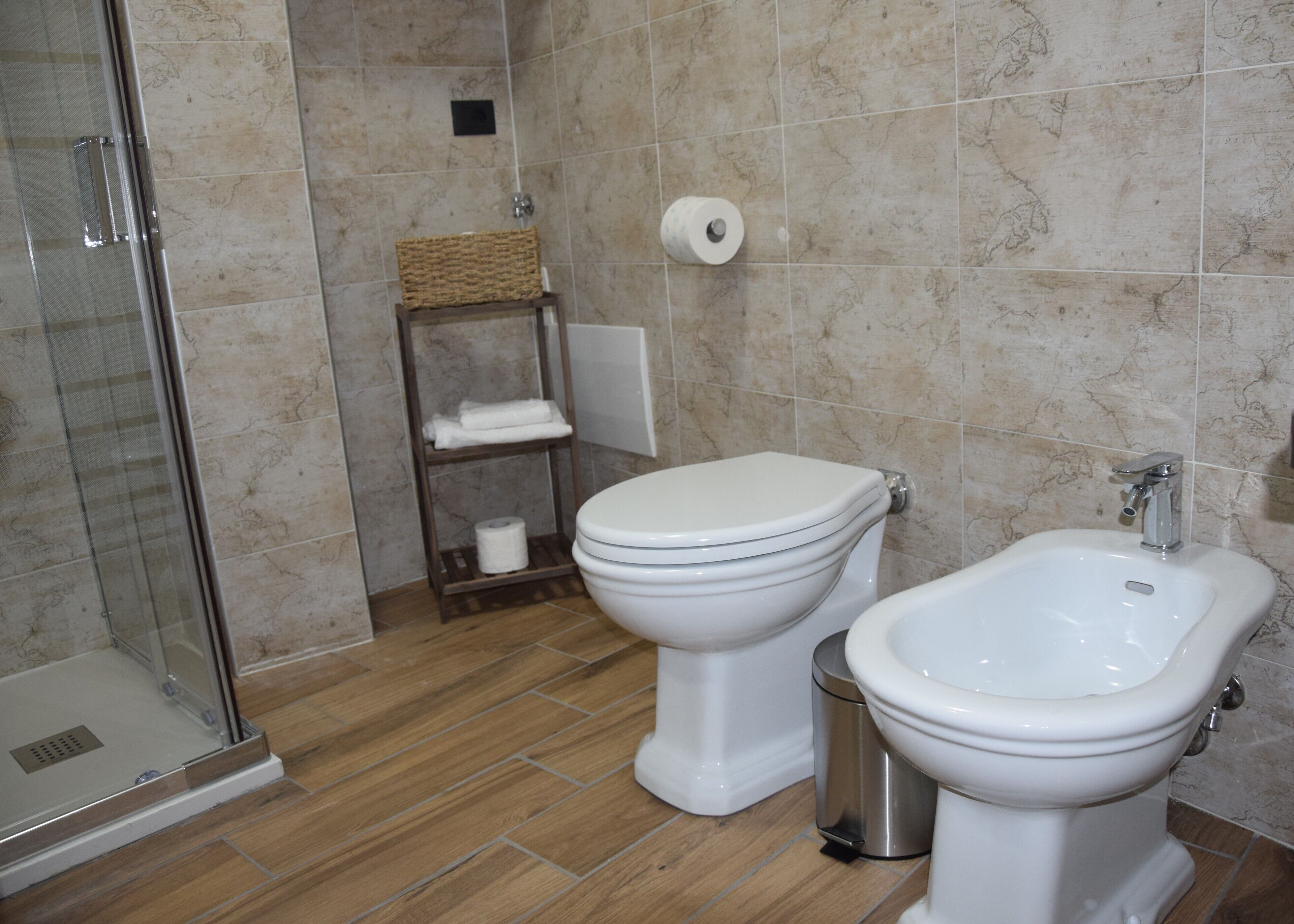Doccia, asciugacapelli, bidet, asciugamani