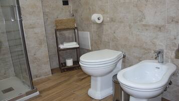Doccia, asciugacapelli, bidet, asciugamani