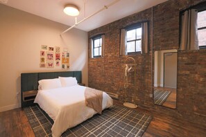 Free WiFi, bed sheets - Ultimate Downtown Location (Toledo)