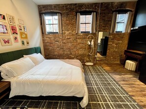 Iron/ironing board, free WiFi, bed sheets