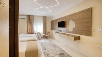 Quarto triplo superior, vista para a montanha | Cofres nos quartos, escrivaninha, quartos à prova de som