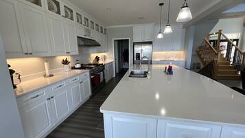 冰箱、微波炉、烤箱、炉灶