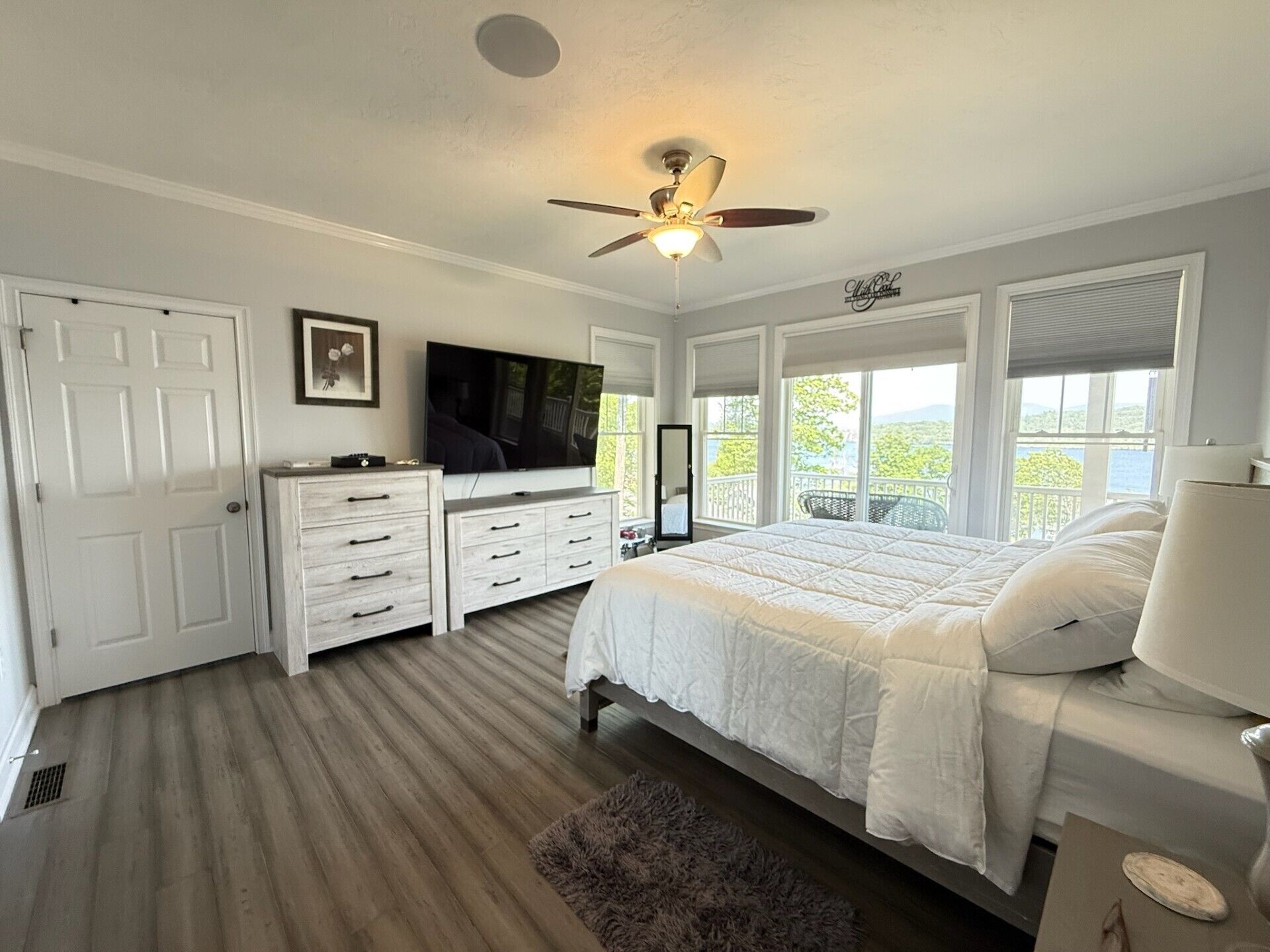 6 bedrooms, desk, iron/ironing board, travel crib