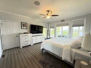 6 bedrooms, desk, iron/ironing board, travel cot