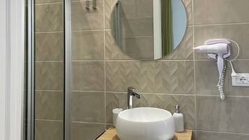 Haartrockner, HandtĂŒcher, Seife, Toilettenpapier