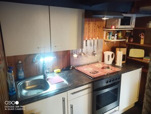 Kühlschrank, Mikrowelle, Ofen, Herdplatte