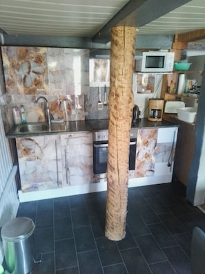 Frigorifero, microonde, forno, piano cottura