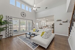 Smart TV, tenis de mesa, libros y monitor de computadora