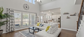 Lux New 5 BR - 135" Theater - Game Rm - Sleeps 14