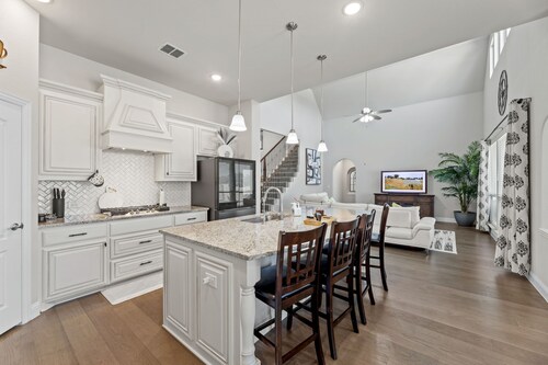 Lux New 5 BR - 135" Theater - Game Rm - Sleeps 14