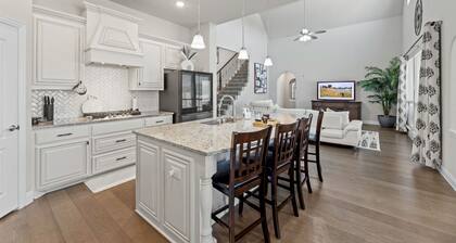 Lux New 5 BR - 135" Theater - Game Rm - Sleeps 14