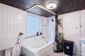 Een douche, een haardroger, handdoeken