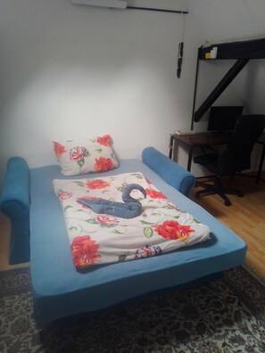 4 bedrooms, iron/ironing board, WiFi, bed sheets