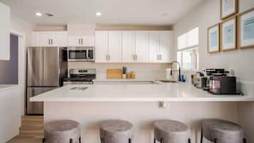 Refrigerador, microondas, horno y parrilla de estufa