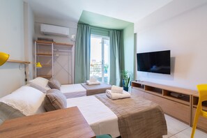 A hotel room with two beds, a TV, a desk, and a window with curtains. - Hornera Caffe - Terminal, Bioceres, IUNIR (Rosario)