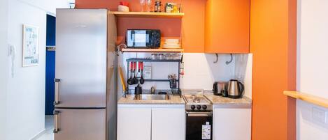 Coffee/tea maker, fridge, microwave, oven