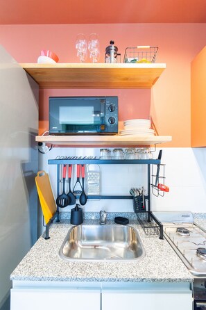 Kühlschrank, Mikrowelle, Ofen, Wasserkocher mit Kaffee-/Teezubehör