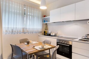 Fridge, oven, stovetop, dishwasher