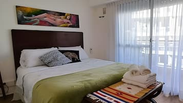 Iron/ironing board, bed sheets