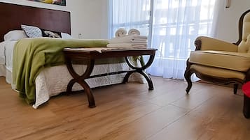 Iron/ironing board, bed sheets