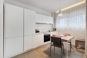 Fridge, oven, stovetop, dishwasher
