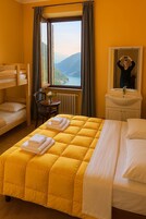 Quarto quádruplo básico | Escrivaninha, Wi-Fi de cortesia