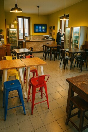 L’intérieur d’un restaurant avec des tables et des chaises en bois, un comptoir et un écran de télévision.