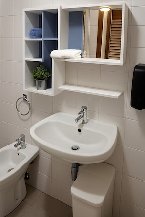 Serviettes fournies, savon, shampoing, papier toilette