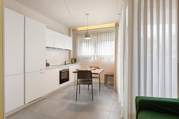 Fridge, oven, stovetop, dishwasher