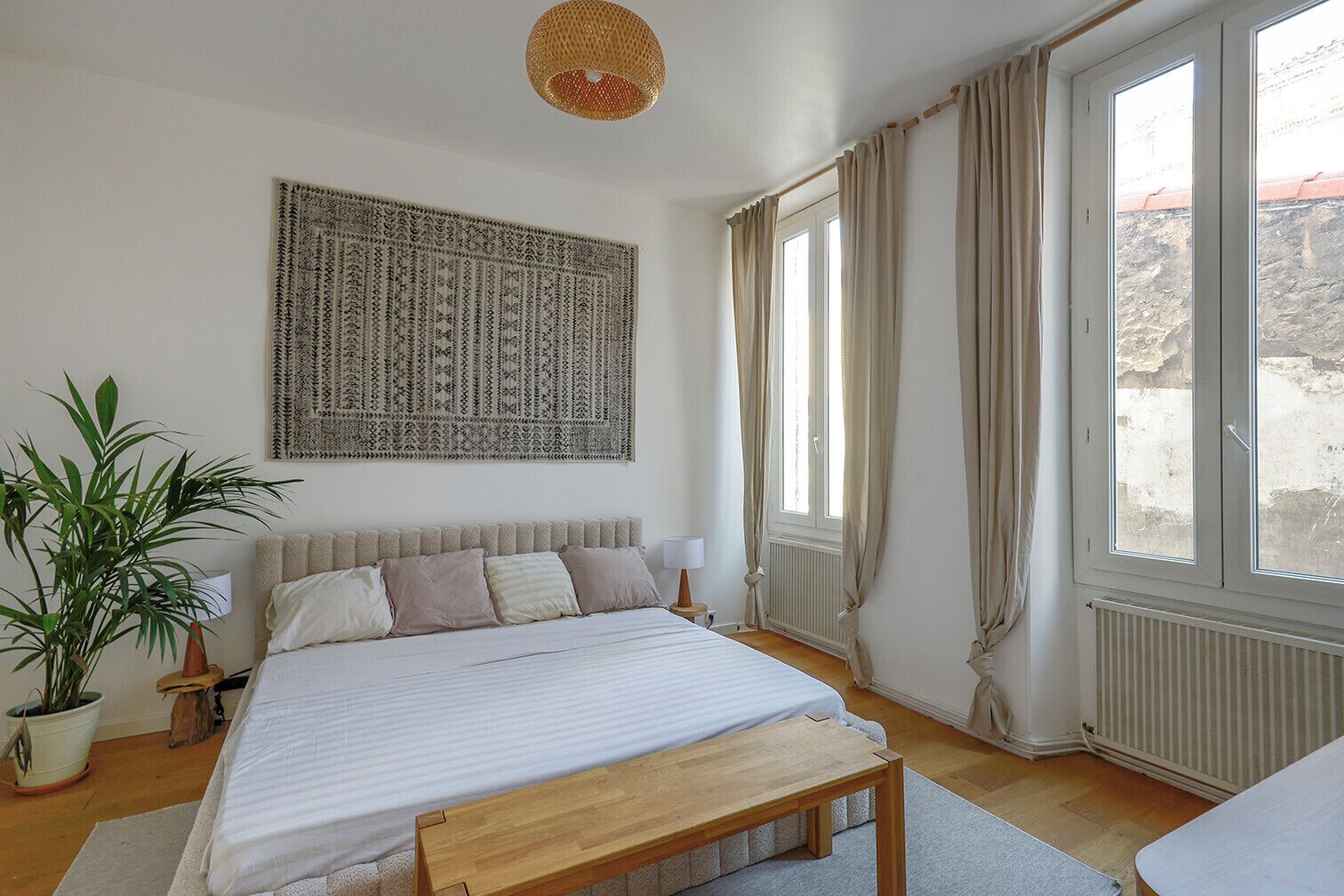 3 habitaciones, tabla de planchar con plancha y ropa de cama 