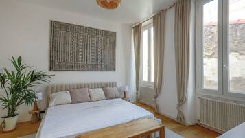 3 habitaciones, tabla de planchar con plancha y ropa de cama