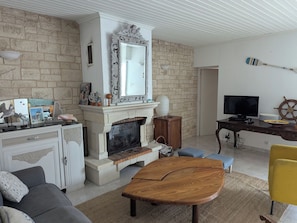 TV, fireplace
