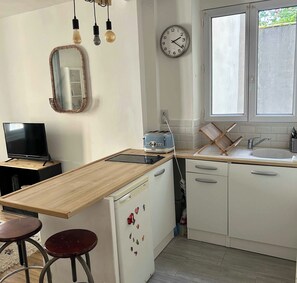 Fridge, microwave, oven, coffee/tea maker