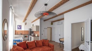 A compact living space with a sofa, a dining area, and a kitchenette. - Apartment in the heart of Marseille, well located (Marseille)
