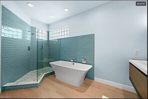 Sèche-cheveux, bidet, serviettes fournies, savon