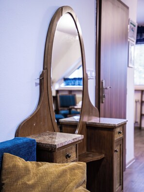 Deluxe-Apartment, Balkon, Stadtblick | Wohnbereich