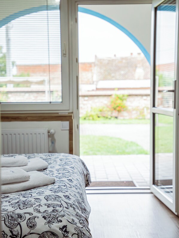 Quarto quádruplo, vista para o pátio | Área de estar