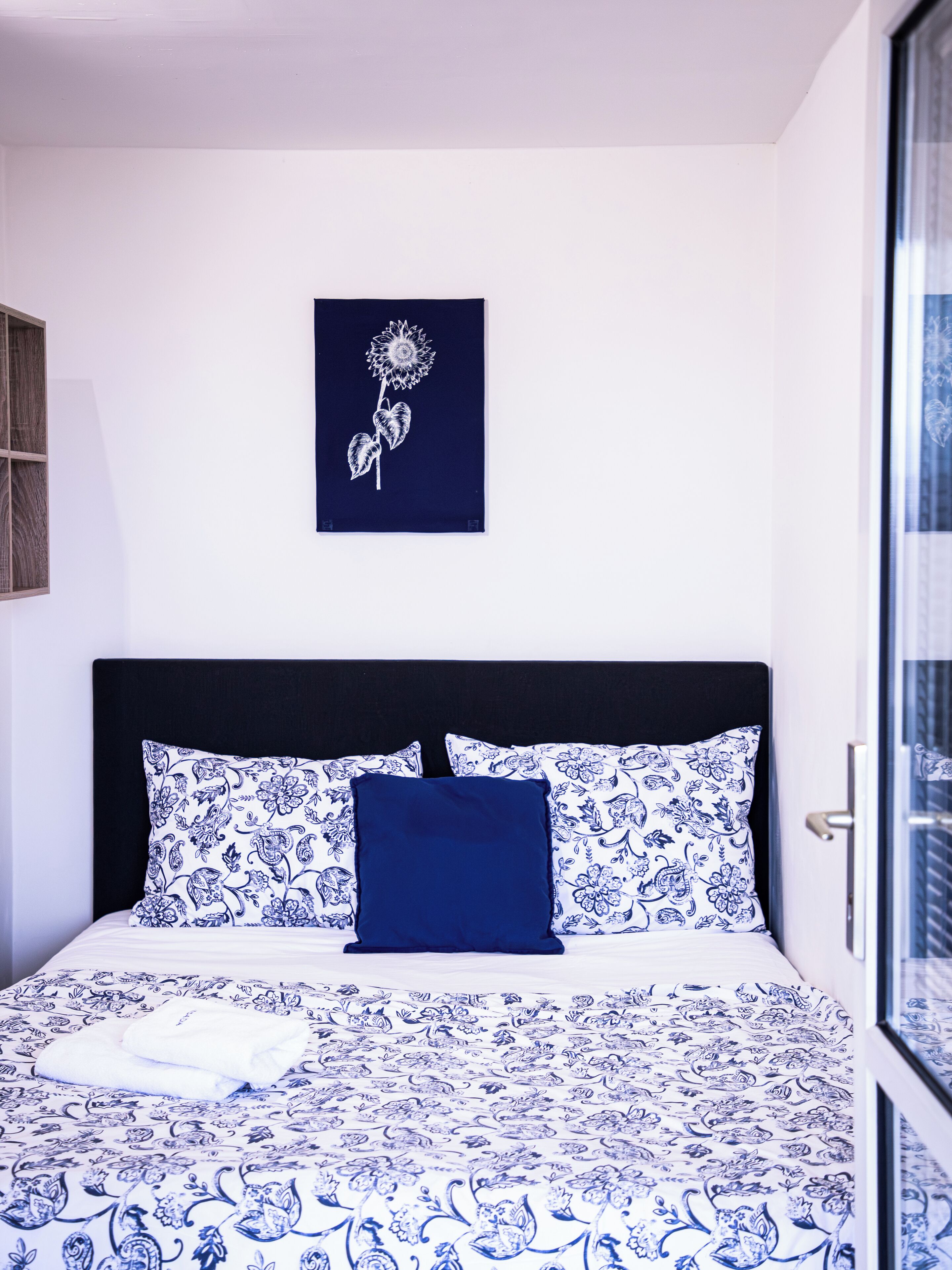 套房, 阳台, 庭院景观 | 起居区