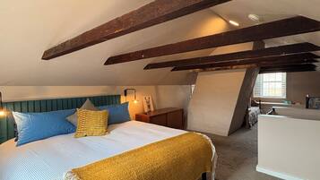 2 habitaciones, escritorio y tabla de planchar con plancha