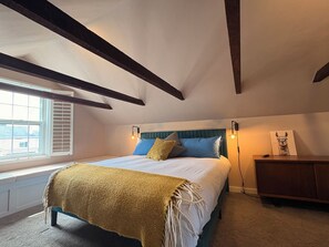 2 soverom, skrivebord, strykejern/-brett og reiseseng for barn