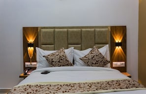 Habitación con 1 cama matrimonial o 2 individuales | Escritorio, espacio para trabajar con laptop y wifi gratis