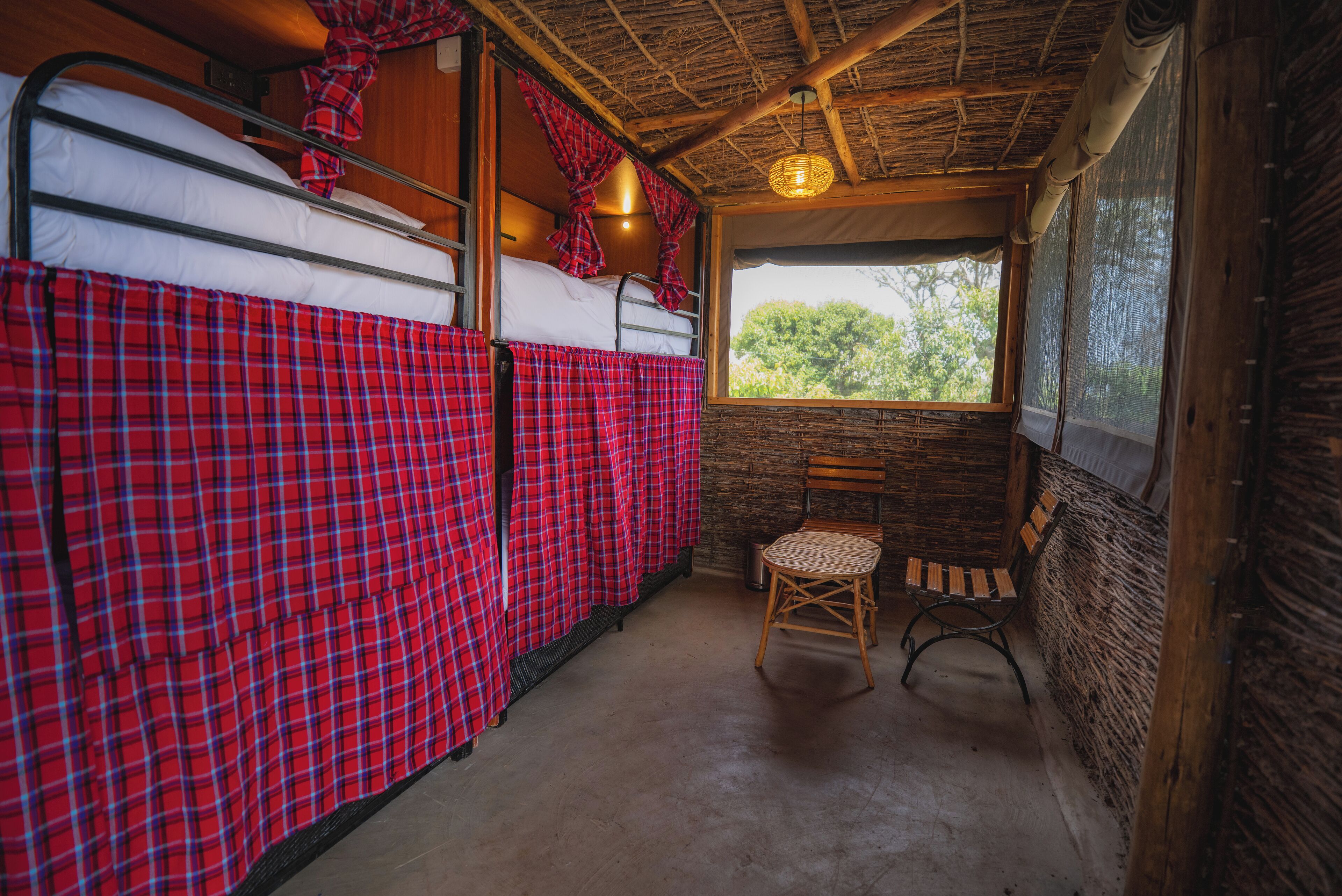 Espacio para trabajar con laptop, wifi gratis y ropa de cama 