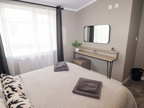 2 bedrooms, individually decorated, individually furnished, free WiFi - Dolphin (Haverfordwest)