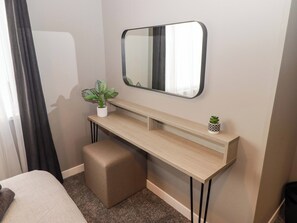 2 quartos, individualmente decorados, individualmente mobiliados