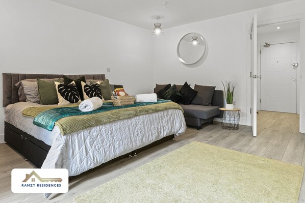 Iron/ironing board, WiFi, bed sheets