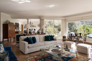 Télévision, cheminée, baby-foot, chaîne hi-fi