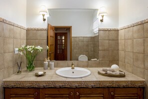 Doccia, asciugacapelli, bidet, asciugamani