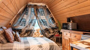 1 bedroom, bed sheets