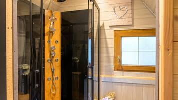 Chuveiro, secador de cabelo, toalhas de banho