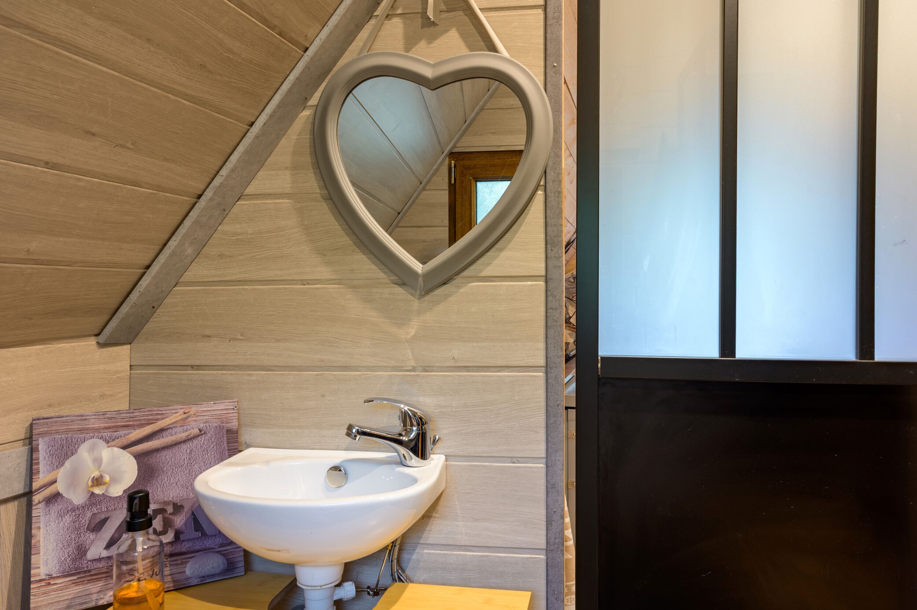 Suihku, hiustenkuivaaja, pyyhkeet